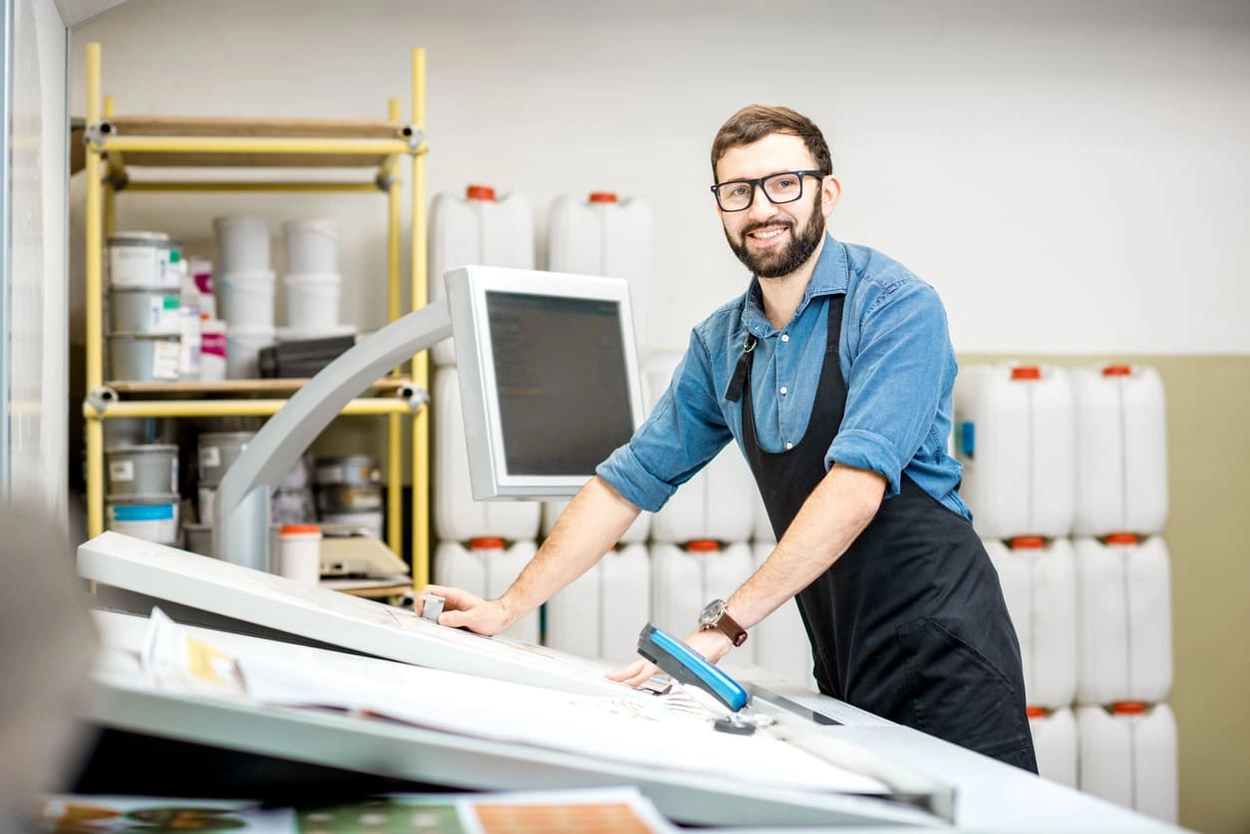 New business owner using best practices about how to start a print shop
