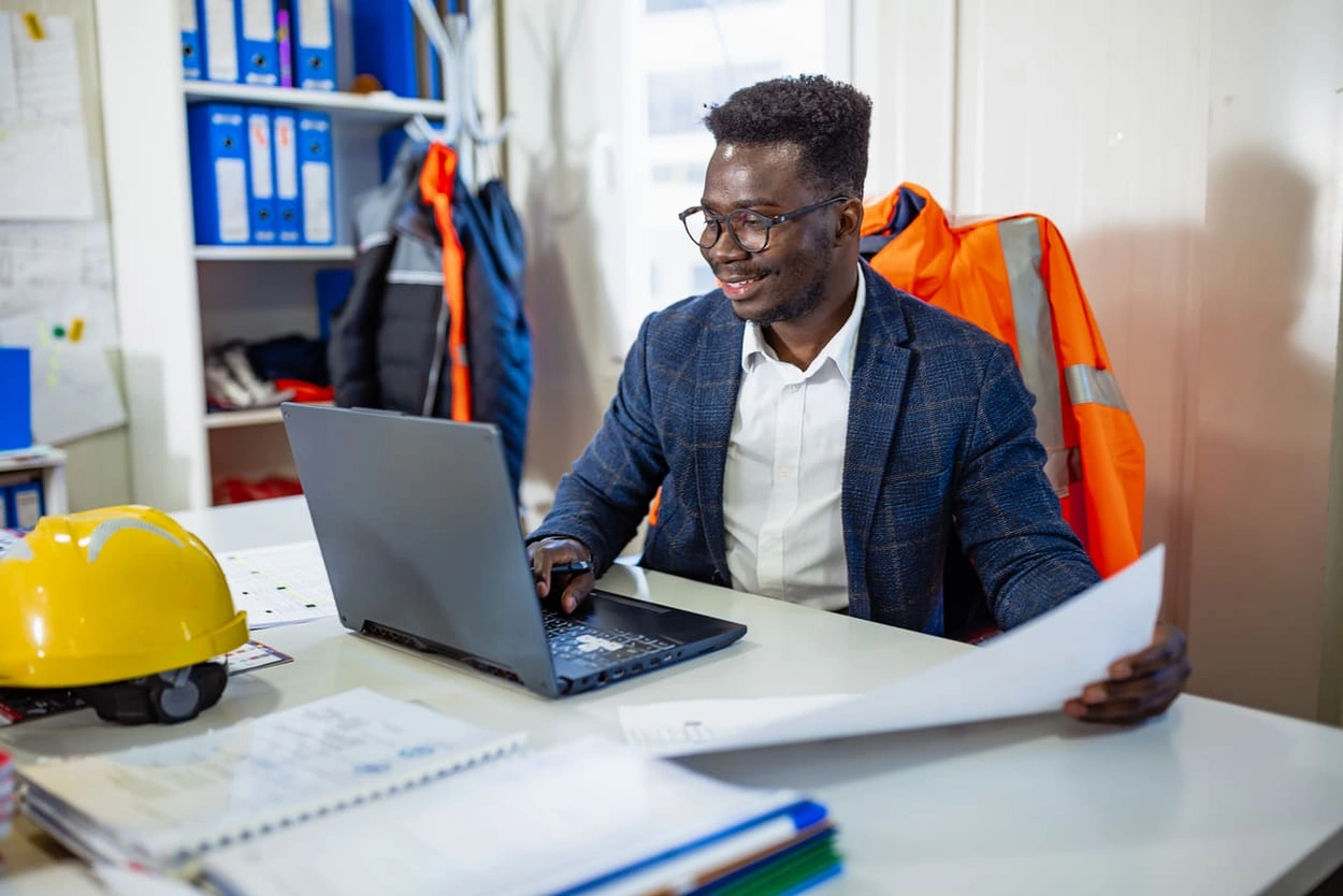 AEC professional quickly adding new details to blueprints with a reliable CAD plotter on-site AEC professional quickly adding new details to blueprints with a reliable CAD plotter on-site