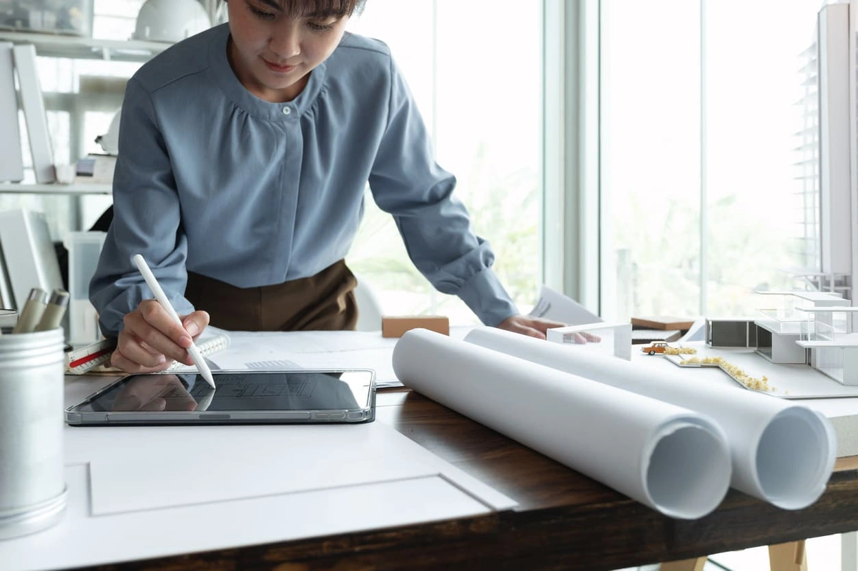 Architect using BIM software to capitalize on BIM benefits for architects